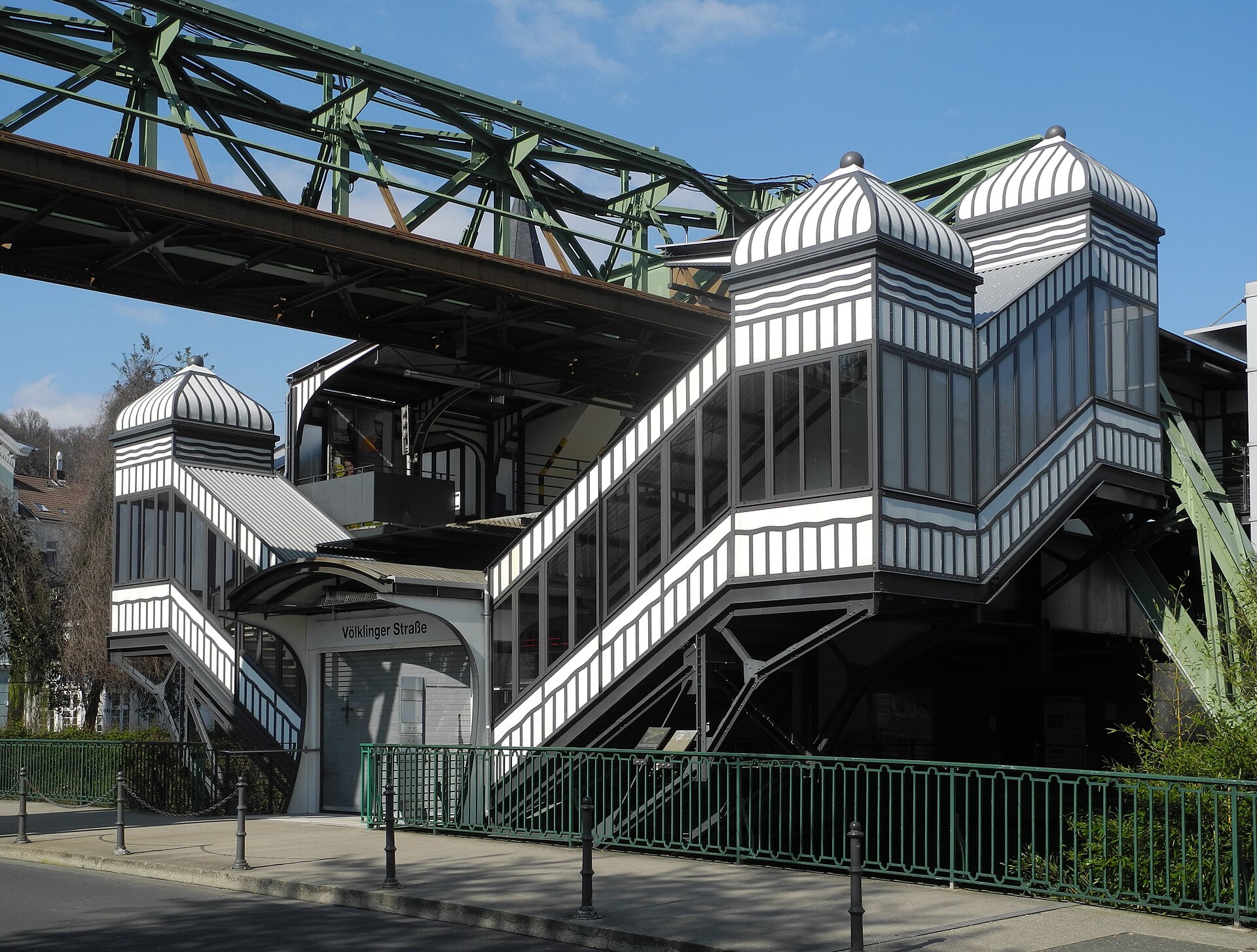 Stadtmotiv in Wuppertal – Wuppertal, Schwebebahnhof Völklinger Straße, Treppenanlage, von SW